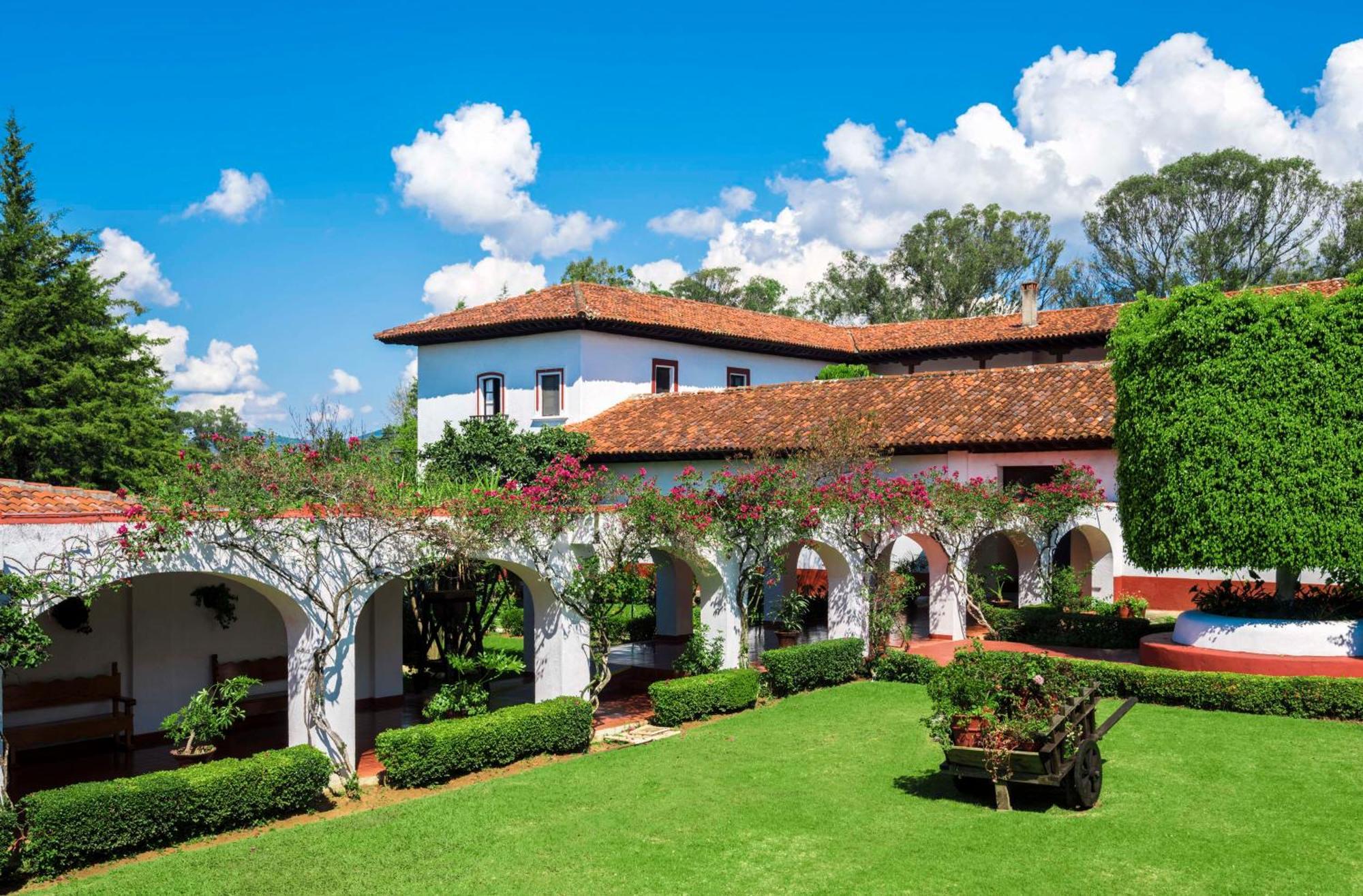 Best Western Plus Posada De Don Vasco Pátzcuaro Extérieur photo The Hacienda Santa Barbara