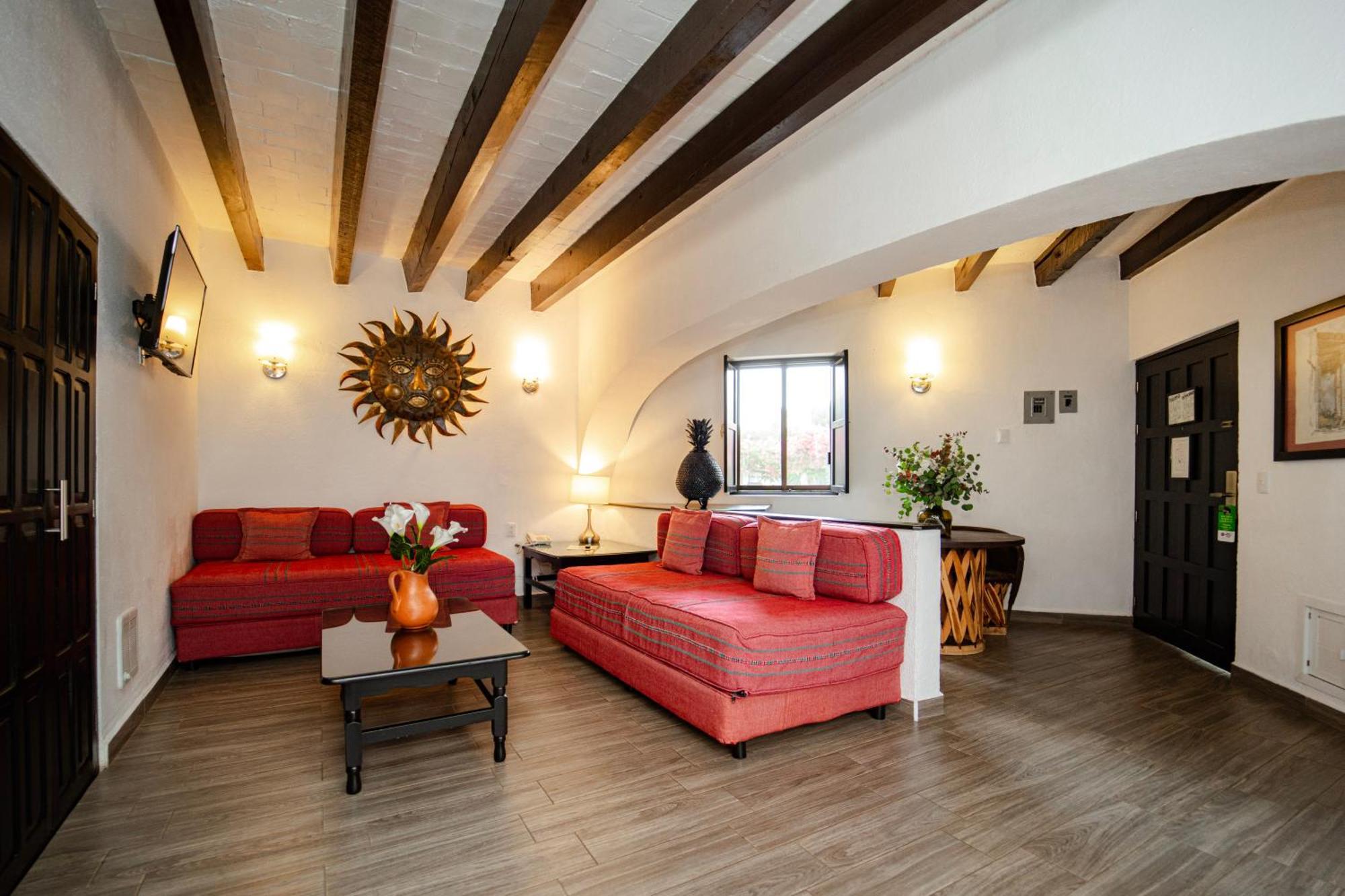 Best Western Plus Posada De Don Vasco Pátzcuaro Extérieur photo The living room of a typical apartment
