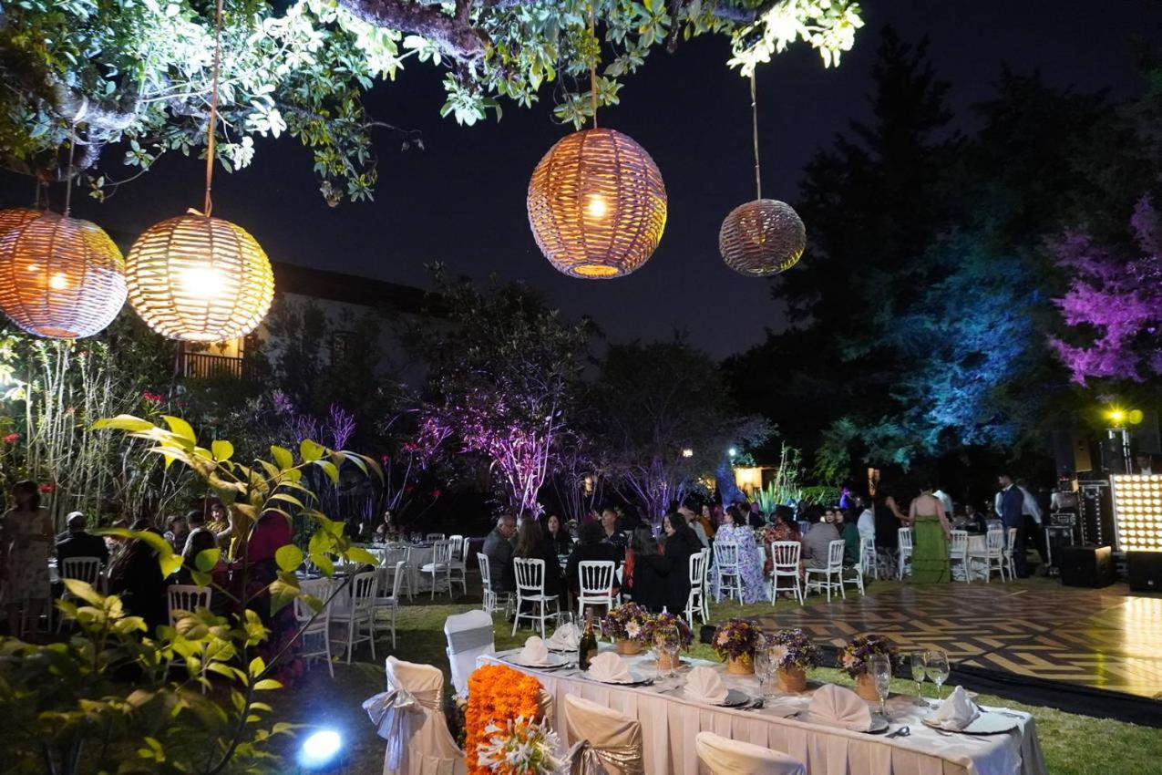 Best Western Plus Posada De Don Vasco Pátzcuaro Extérieur photo A wedding reception at the garden of the hotel