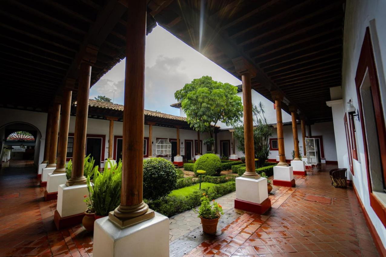 Best Western Plus Posada De Don Vasco Pátzcuaro Extérieur photo Patio of the house