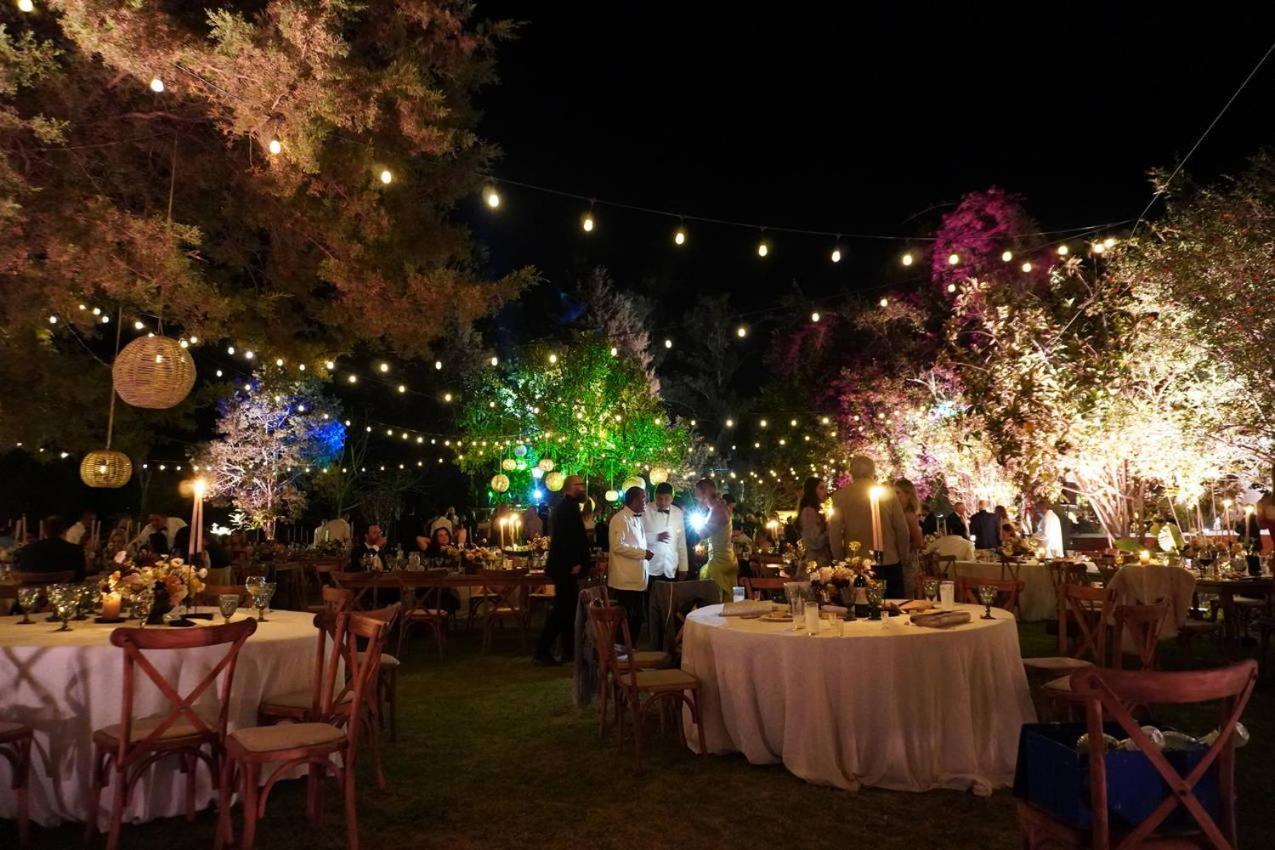 Best Western Plus Posada De Don Vasco Pátzcuaro Extérieur photo A wedding reception at the garden of the hotel