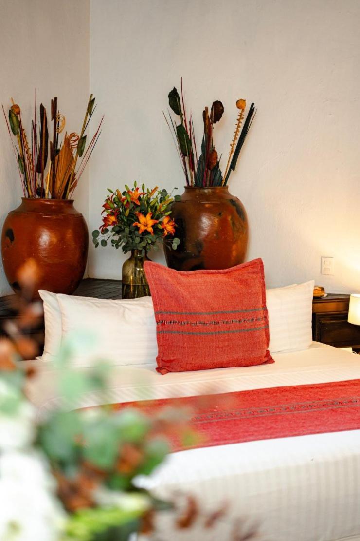 Best Western Plus Posada De Don Vasco Pátzcuaro Extérieur photo A throw pillow on a bed